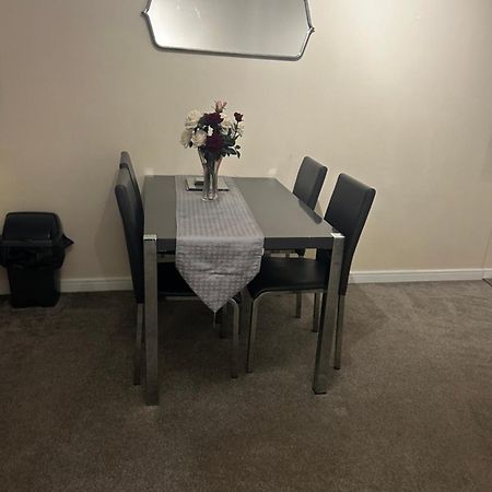Stylish 2 Bedroom Apartment-Short Term Lets & Serviced Accomodation 雷丁 外观 照片