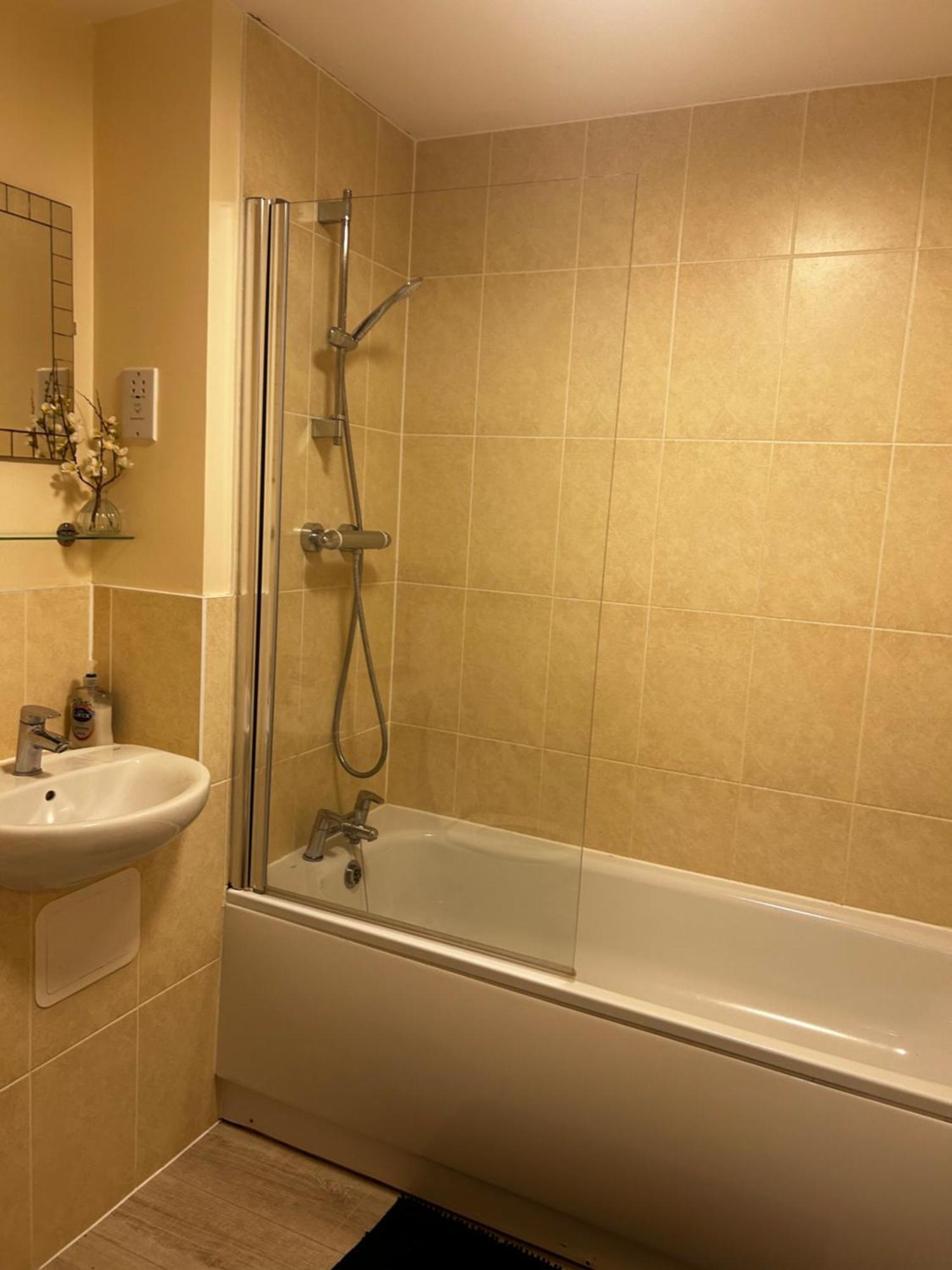 Stylish 2 Bedroom Apartment-Short Term Lets & Serviced Accomodation 雷丁 外观 照片